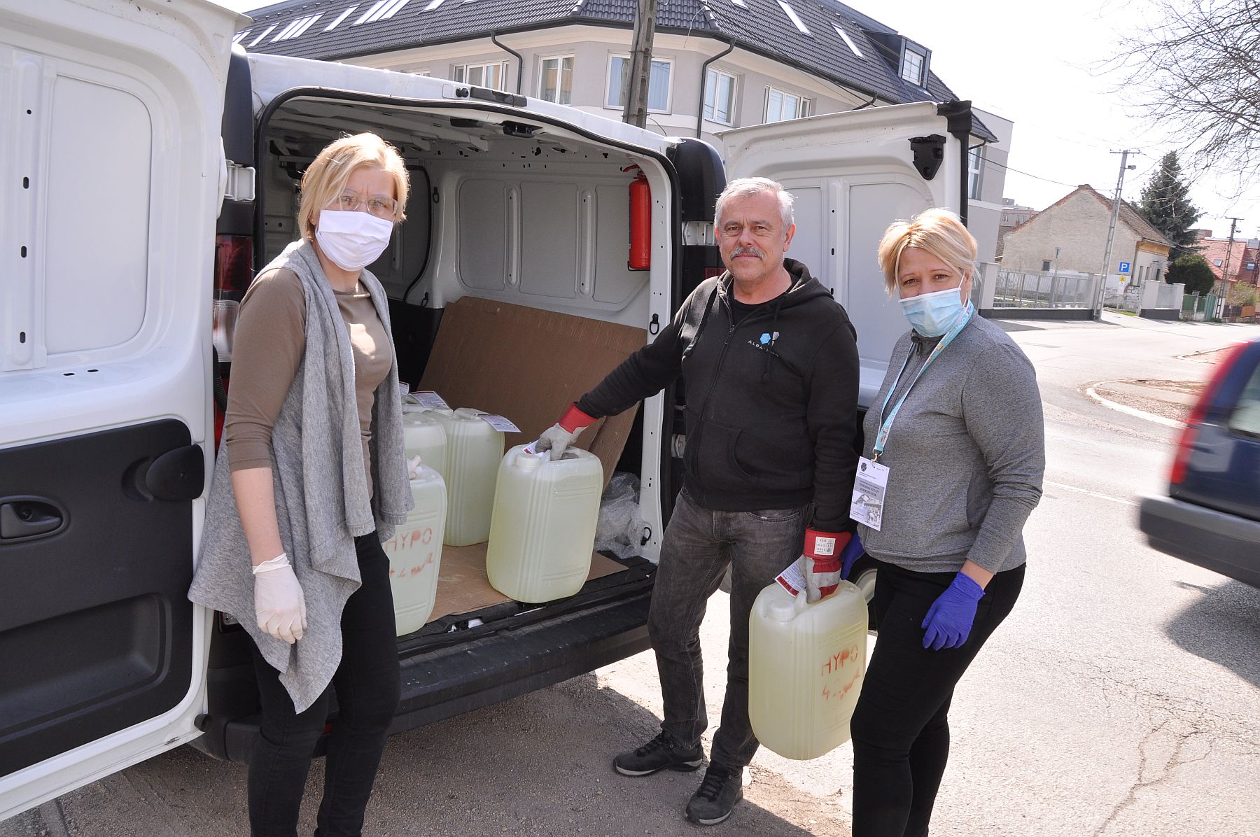 Fertőtlenítőszer-adomány átadása a Családok Átmeneti Otthonának